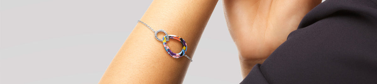 Choosing a bracelet as a gift for a woman