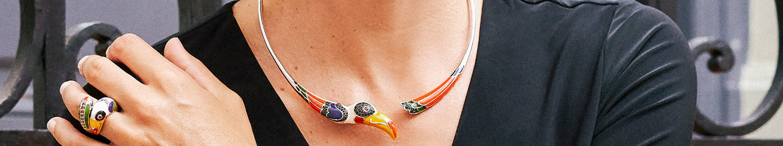 Rigid open front collar