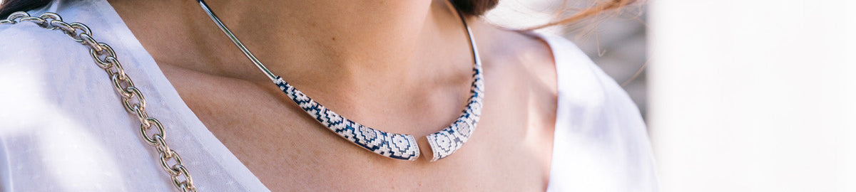 Rigid open front collar