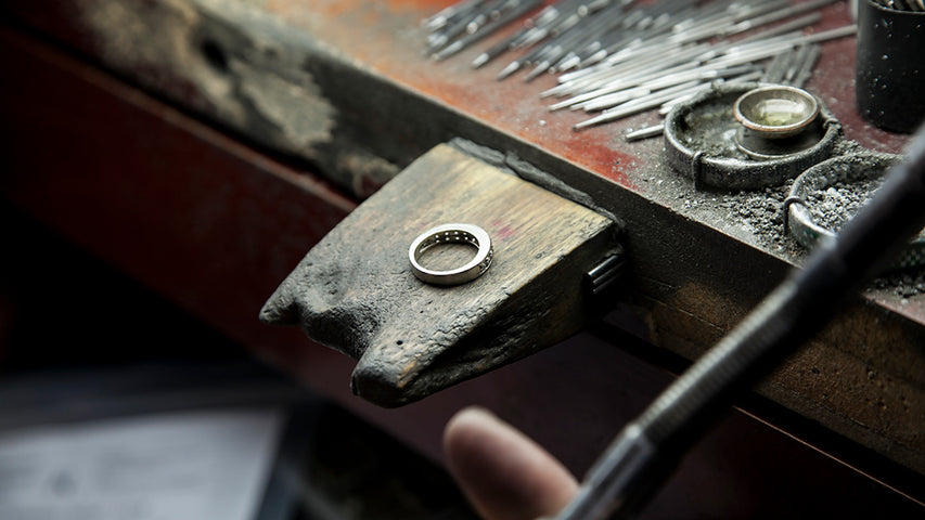 Comment empêcher des bijoux de noircir la peau ?