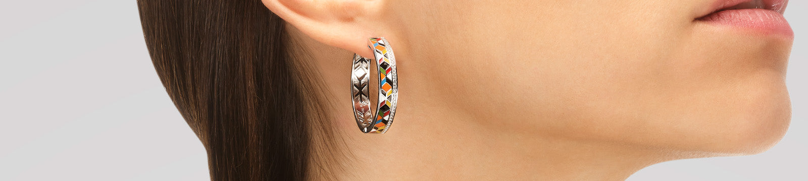 Discover how to wear hoop earrings