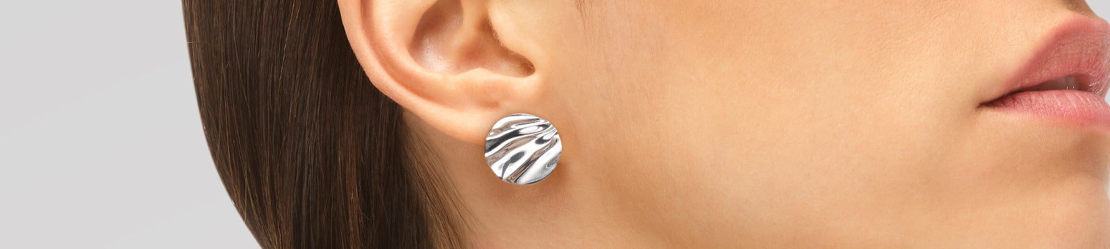 Designer of luxury silver jewellery 