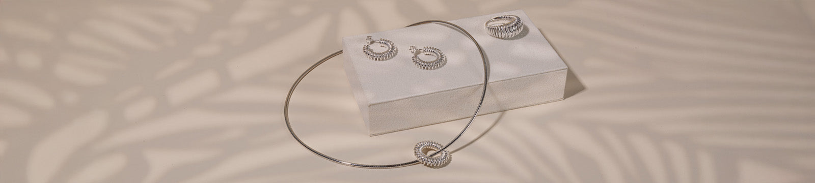 What silver jewellery set should I give?