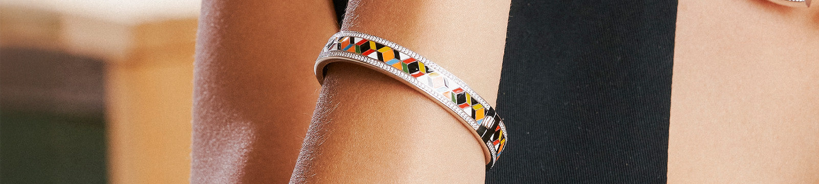 Tips for choosing a trendy bangle bracelet for women