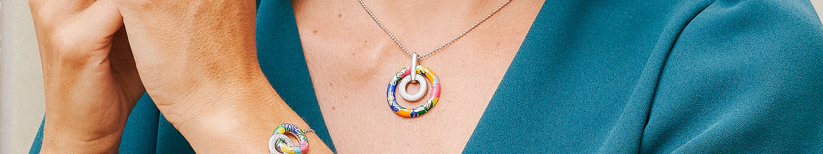 Choosing a silver choker necklace