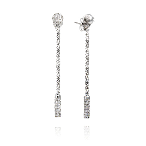 boucles d'oreilles argent assorties à une robe noire